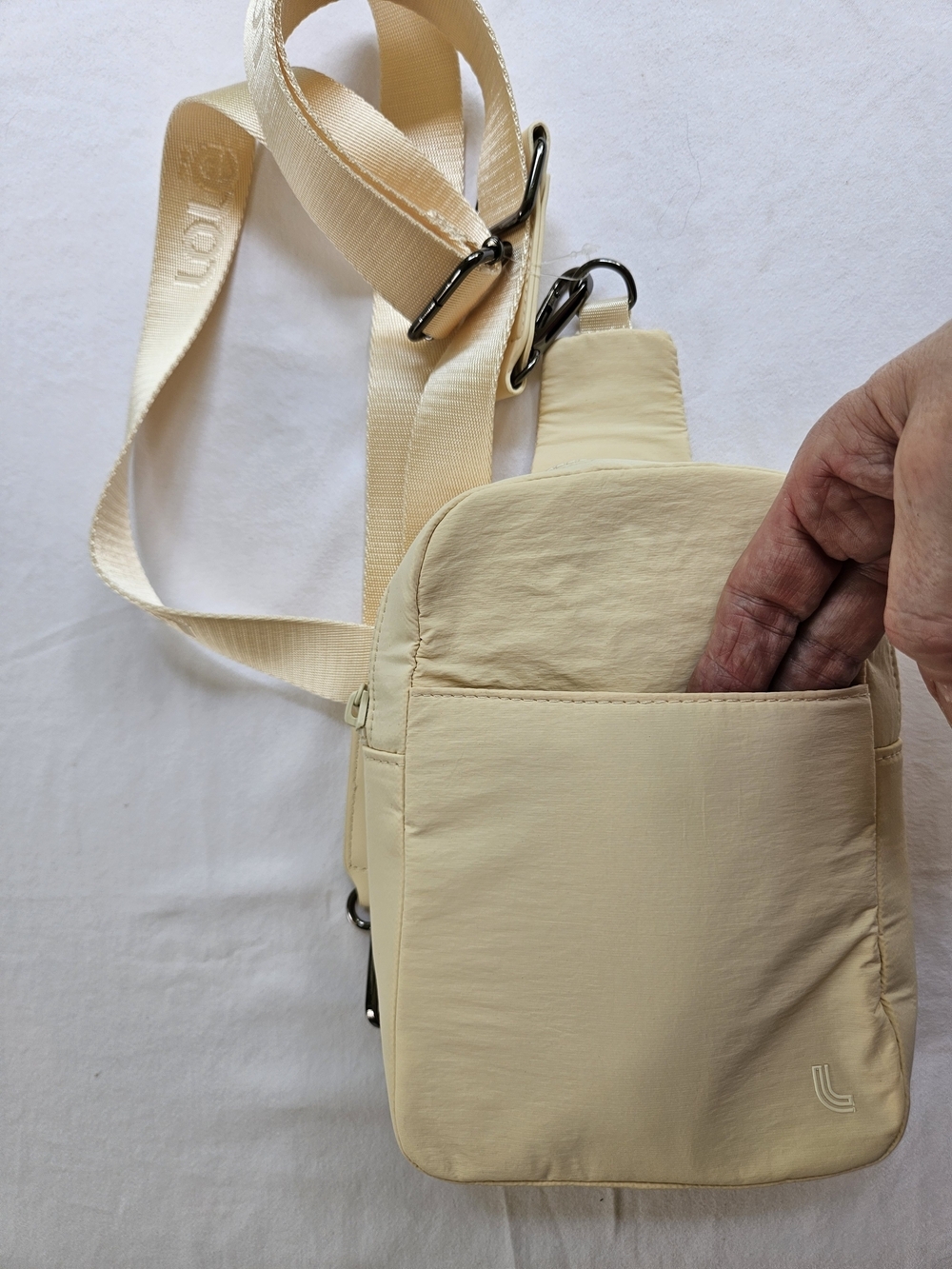 Lole Cream Crossbody Unisex Sling Bag NWOT - Picture 5 of 8